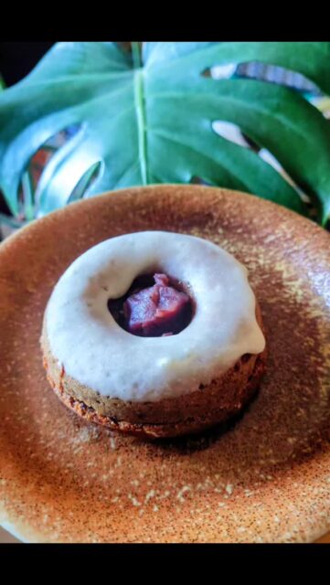 We wouldn't be "Matcha Sundays" if we made a normal Earl Grey doughnut!

So thanks to the mochi rice we use to make our baked doughnuts, you get extra chewy doughnuts !

Then there's a layer of azuki bean paste in the Sando to remind you that this was born in Japan.

Yuzu infused icing on top with yuzu peel bits, for that extra dose of Asian flavours.

And of course, Earl Grey infused Azuki bean on the doughnut hole!

Everything a lover of Japanese wagashi needs to bring a smile to their face!

With love, #matchasundays

#mochidonuts 
#japanesesweets
#餅ドーナツサンド 
#wagashi